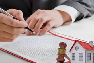 दस्तऐवजावर स्वाक्षरी करतानाचे छायाचित्र, पुण्यातील दुय्यम निबंधक कार्यालयांतील रिक्त पदांच्या वृत्तासाठी