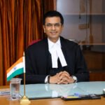 माजी सरन्यायाधीश डी. वाय. चंद्रचूड यांचे न्यायाधीशांच्या काळ्या झग्यातील औपचारिक पोर्ट्रेट छायाचित्र