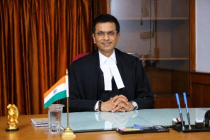 माजी सरन्यायाधीश डी. वाय. चंद्रचूड यांचे न्यायाधीशांच्या काळ्या झग्यातील औपचारिक पोर्ट्रेट छायाचित्र