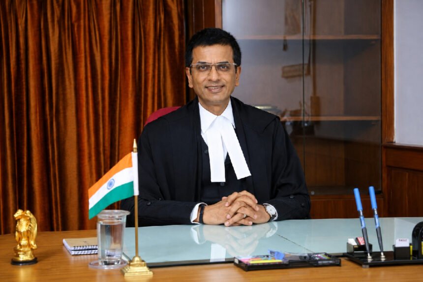 माजी सरन्यायाधीश डी. वाय. चंद्रचूड यांचे न्यायाधीशांच्या काळ्या झग्यातील औपचारिक पोर्ट्रेट छायाचित्र