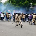 जंतरमंतर येथे विद्यार्थी आंदोलनादरम्यान पोलिसांकडून जमावावर लाठीमार करतानाचा गोंधळाचा प्रसंग, धुरामय वातावरण