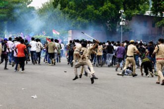जंतरमंतर येथे विद्यार्थी आंदोलनादरम्यान पोलिसांकडून जमावावर लाठीमार करतानाचा गोंधळाचा प्रसंग, धुरामय वातावरण