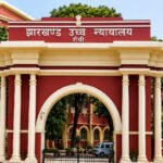 झारखंड उच्च न्यायालय, रांची या इमारतीचे प्रवेशद्वार, लाल दगडी बांधकाम व संस्थेचे नाव कोरलेले