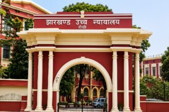 झारखंड उच्च न्यायालय, रांची या इमारतीचे प्रवेशद्वार, लाल दगडी बांधकाम व संस्थेचे नाव कोरलेले