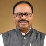महसूलमंत्री चंद्रशेखर बावनकुळे यांचे औपचारिक पोर्ट्रेट छायाचित्र, गडद सूट व चष्मा