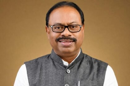महसूलमंत्री चंद्रशेखर बावनकुळे यांचे औपचारिक पोर्ट्रेट छायाचित्र, गडद सूट व चष्मा