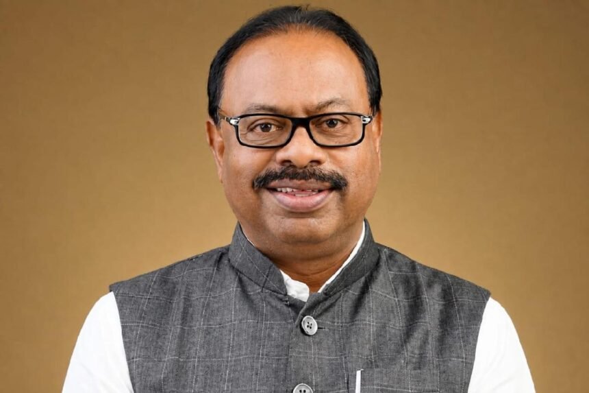 महसूलमंत्री चंद्रशेखर बावनकुळे यांचे औपचारिक पोर्ट्रेट छायाचित्र, गडद सूट व चष्मा
