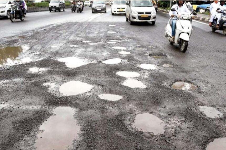 पुण्यातील खड्डेमय रस्त्यावरून वाहन चालवताना कार व दुचाकीस्वार