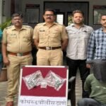 कोथरुड पोलीस अधिकाऱ्यांचा गट एका ताब्यात घेतलेल्या व्यक्तीसह उभा असलेला छायाचित्र