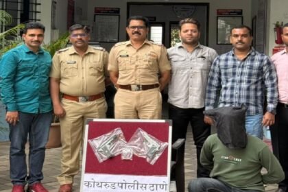 कोथरुड पोलीस अधिकाऱ्यांचा गट एका ताब्यात घेतलेल्या व्यक्तीसह उभा असलेला छायाचित्र