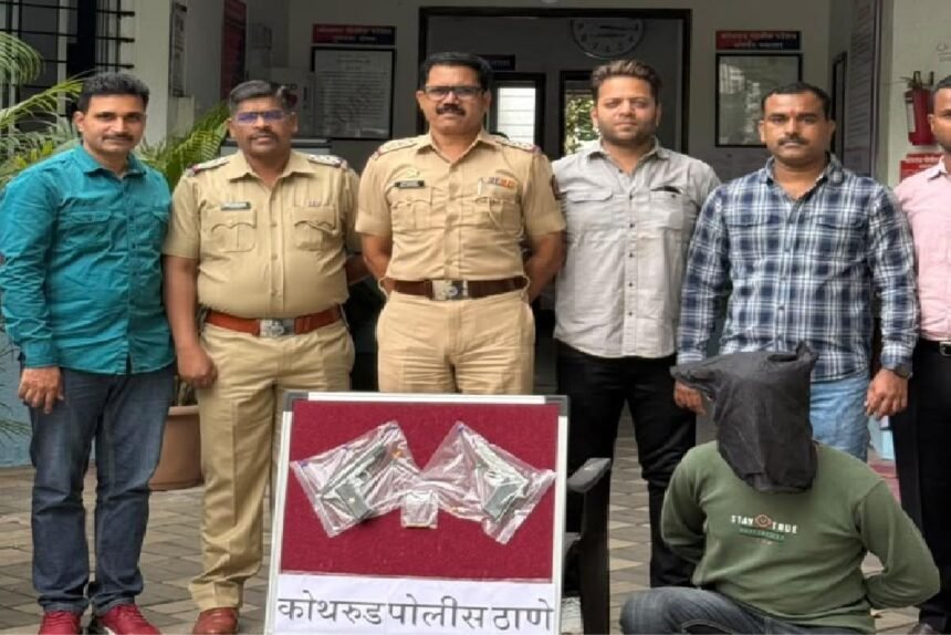 कोथरुड पोलीस अधिकाऱ्यांचा गट एका ताब्यात घेतलेल्या व्यक्तीसह उभा असलेला छायाचित्र