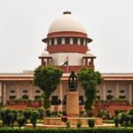 सर्वोच्च न्यायालयाच्या इमारतीचा घुमट, निळ्या आकाशाच्या पार्श्वभूमीवर