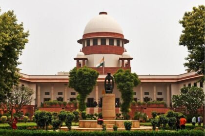 सर्वोच्च न्यायालयाच्या इमारतीचा घुमट, निळ्या आकाशाच्या पार्श्वभूमीवर