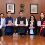 मुख्यमंत्री देवेंद्र फडणवीस व मान्यवर 'Health to Happiness' पुस्तकाच्या प्रकाशन प्रसंगी, सरकारी कार्यालयातील दालनात