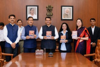 मुख्यमंत्री देवेंद्र फडणवीस व मान्यवर 'Health to Happiness' पुस्तकाच्या प्रकाशन प्रसंगी, सरकारी कार्यालयातील दालनात