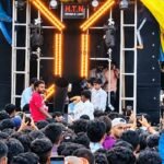 मोठा डीजे मंच व प्रकाशयोजना असलेला परिसर, समोर जमलेली गर्दी