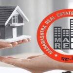 छोटे घराचे मॉडेल आणि पार्श्वभूमीत "रिअल इस्टेट रेग्युलेटर" (महारेरा) संबंधित गोलाकार चिन्ह
