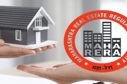 छोटे घराचे मॉडेल आणि पार्श्वभूमीत "रिअल इस्टेट रेग्युलेटर" (महारेरा) संबंधित गोलाकार चिन्ह