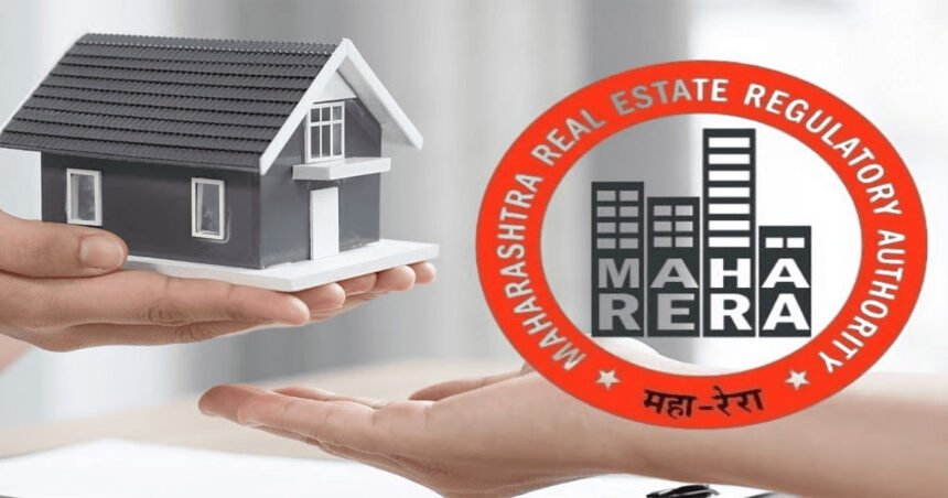 छोटे घराचे मॉडेल आणि पार्श्वभूमीत "रिअल इस्टेट रेग्युलेटर" (महारेरा) संबंधित गोलाकार चिन्ह