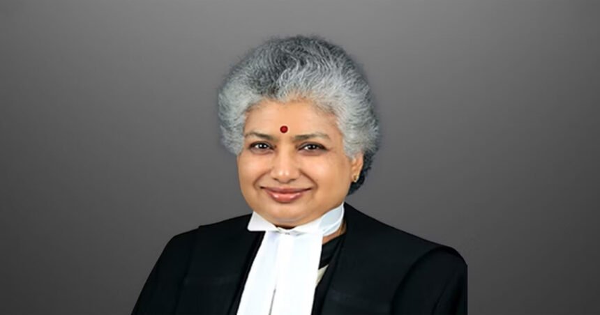 न्यायमूर्ती बी. व्ही. नागरत्ना यांचे न्यायिक पोशाखातील छायाचित्र