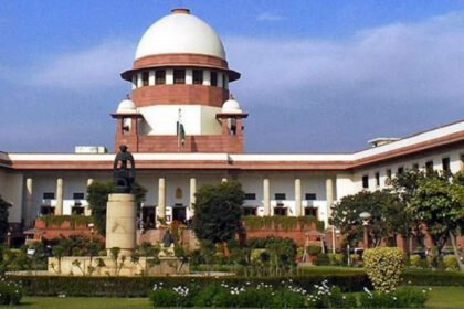 सर्वोच्च न्यायालयाची इमारत व पुतळा असलेला परिसर